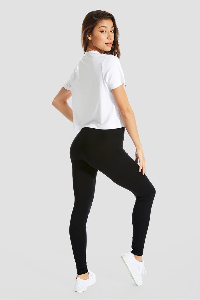 Woman wearing White Crop T-Shirt and black leggings