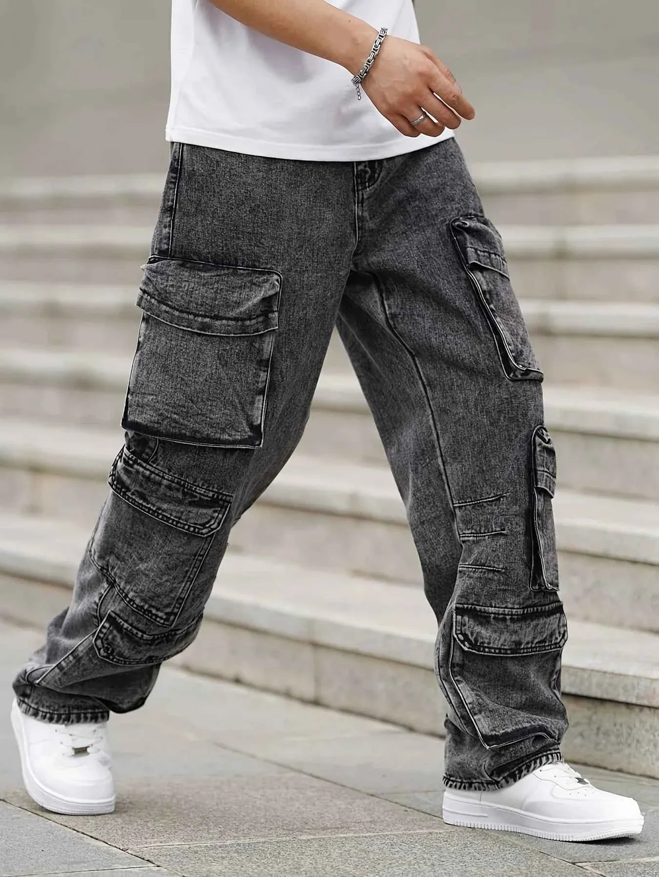 Fashionable men's denim trousers, washed workwear trousers, multi-pocket function for outdoor wear.