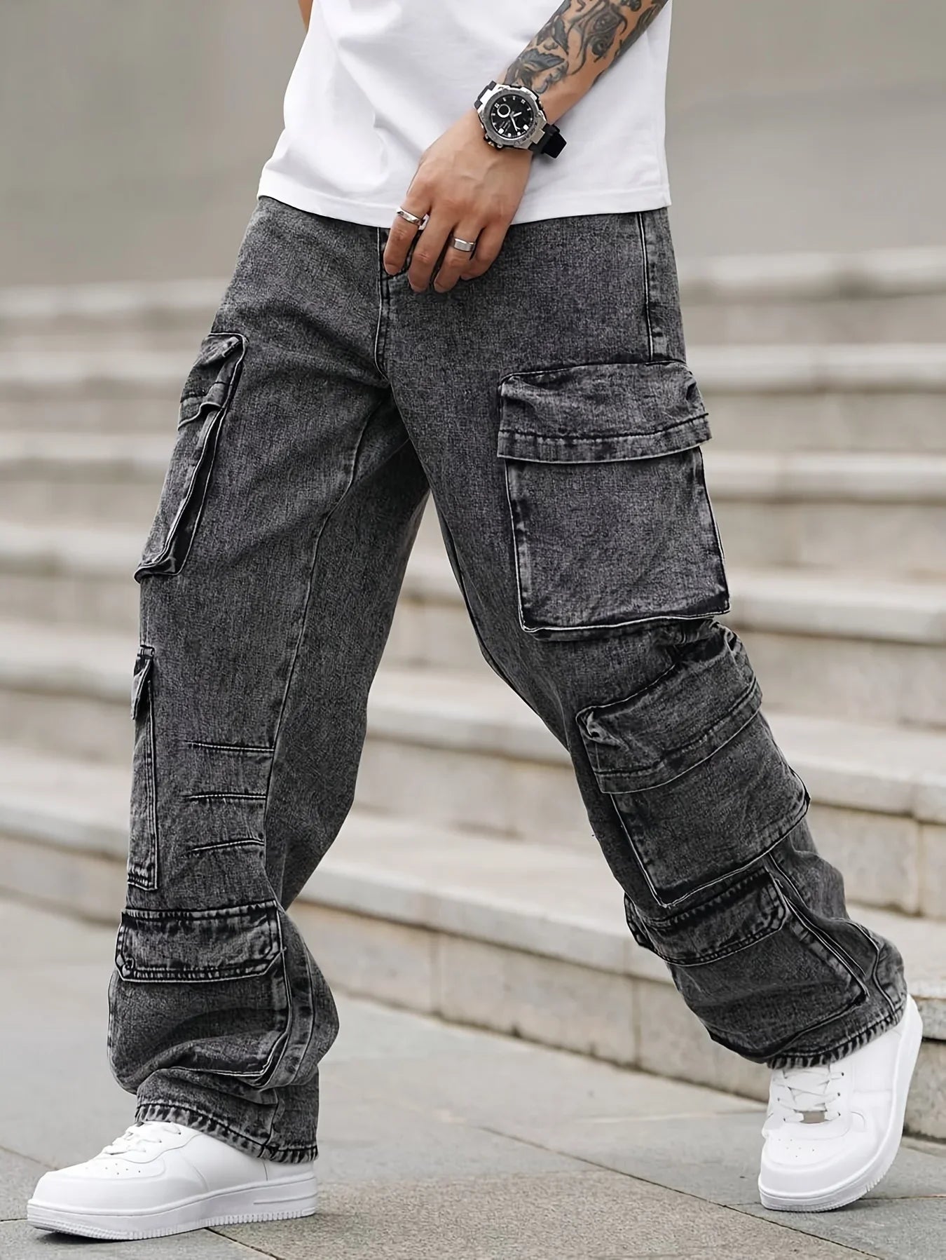 Fashionable men's denim trousers, washed workwear trousers, multi-pocket function for outdoor wear.